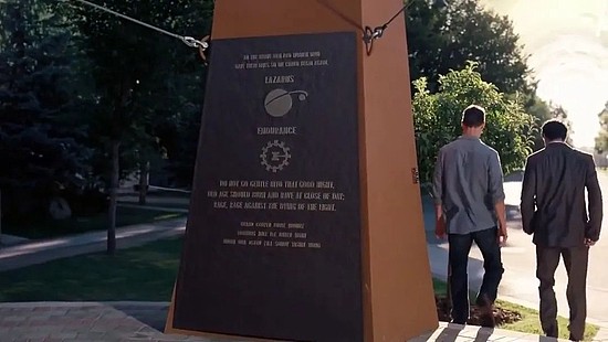 《星际穿越》中，太空基地库珀站上的石碑刻着英国诗人狄兰·托马斯的诗歌《不要温和地走进那个良夜》|《星际穿越》剧照