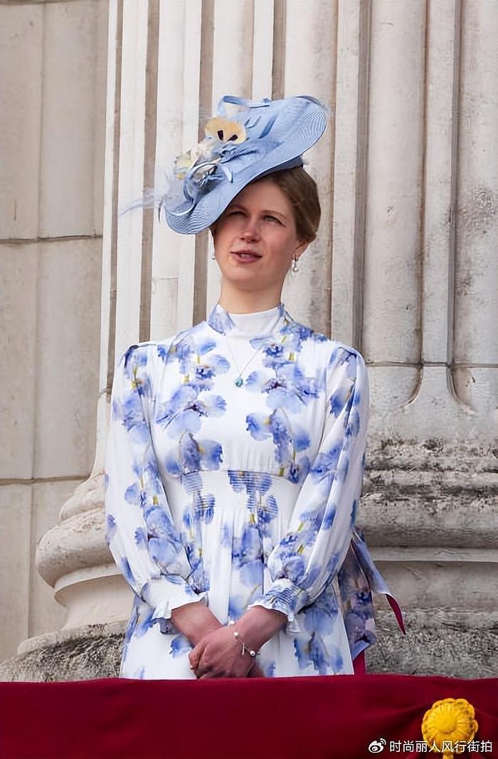 英女王20岁小孙女在庆典成时尚黑马！穿蓝色印花裙好美，不输小夏 - 5