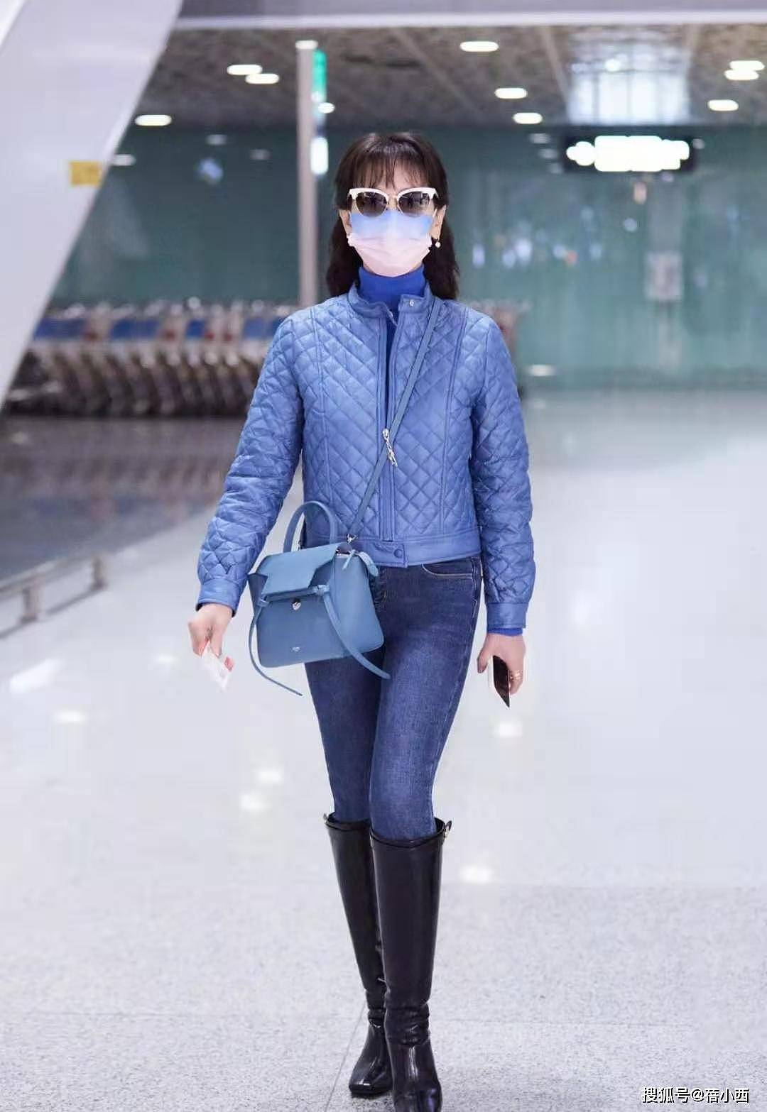 “赵雅芝”真是穿搭高手，一身蓝+高筒靴走机场，减龄大气又好看 - 6