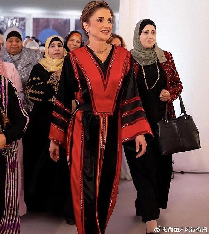 约旦王后与传统服饰的适配度好高！穿红黑裙端庄迷人，冻龄感满分 - 1