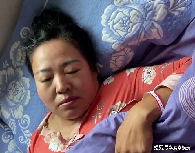 泡泡龙离世9个月后，母亲躺在床上由女儿照顾，喝粥都难以下咽 - 6