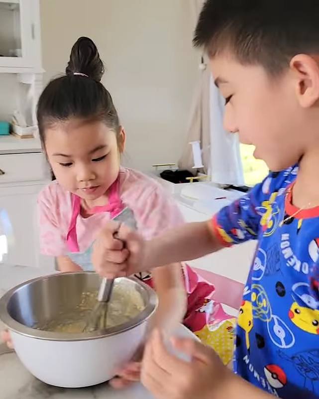 陈豪一家人在家抗疫不无聊 陈茵媺和子女们一起制作面包和小蛋糕 - 7