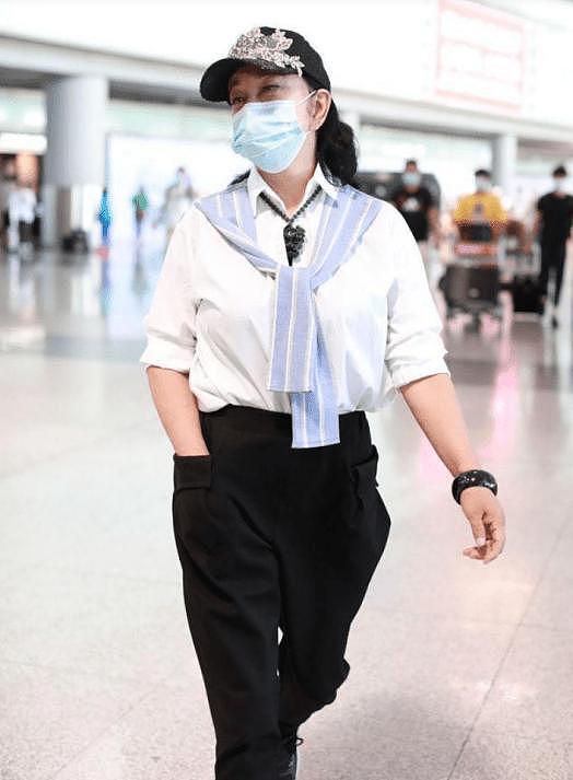刘晓庆带火了“小黑裤”穿搭，配T恤、衬衫、运动鞋，洋气又减龄 - 4
