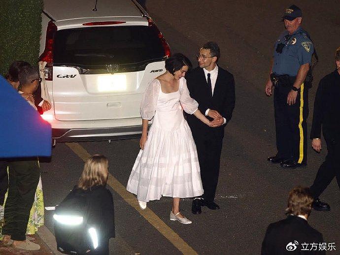 玛格丽特库里和Jack Antonoff婚礼照曝光 白色礼服美丽动人 - 2