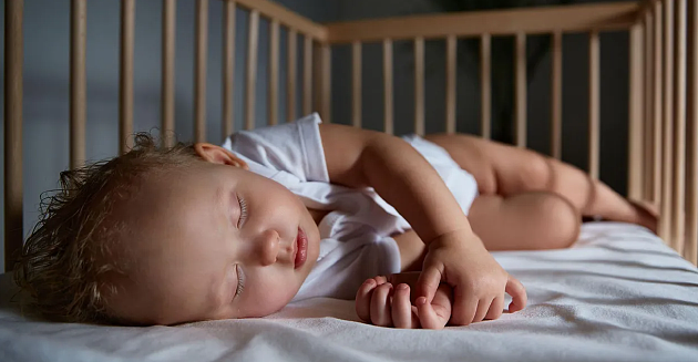 在全球范围内，训练婴儿独自睡觉和不安抚睡眠的观点是不常见的，一些父母听到美国家庭中的婴儿被放在单独房间睡觉时，会表示非常震惊。