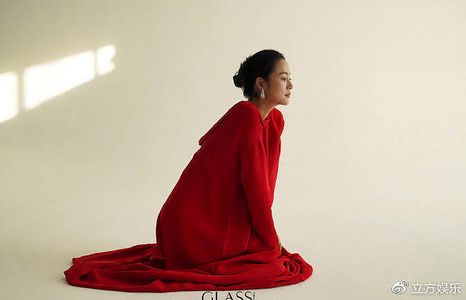 姜文妻子周韵开年大片质感高级 穿红色长裙好优雅 - 2