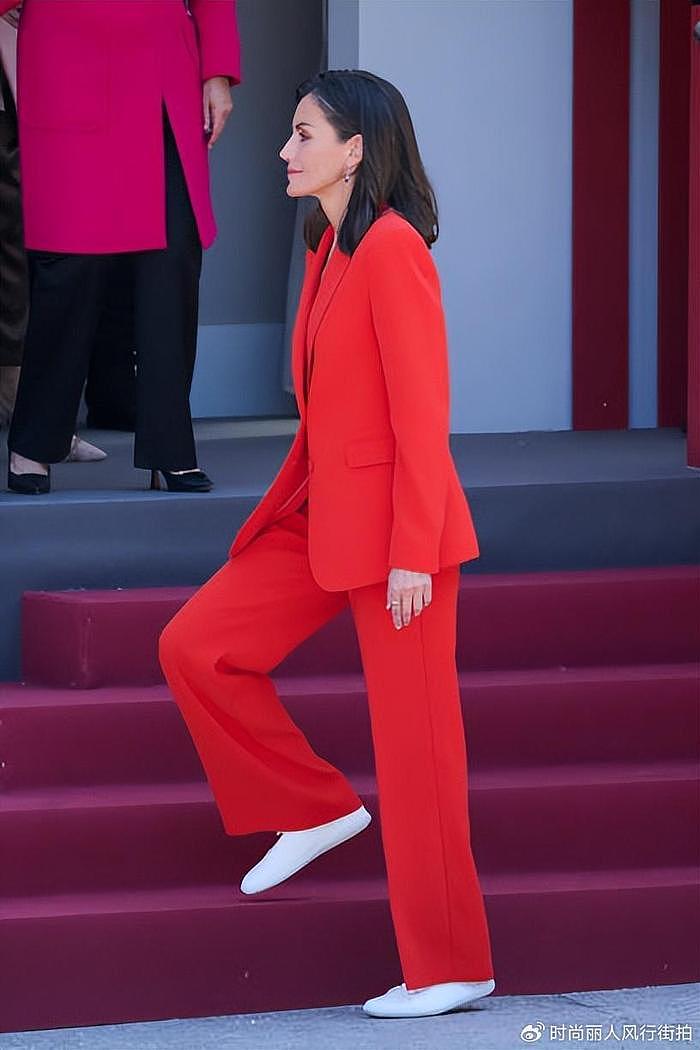 西班牙王后做回自己！出席活动穿平底运动鞋，一身红色西装好惊艳 - 10