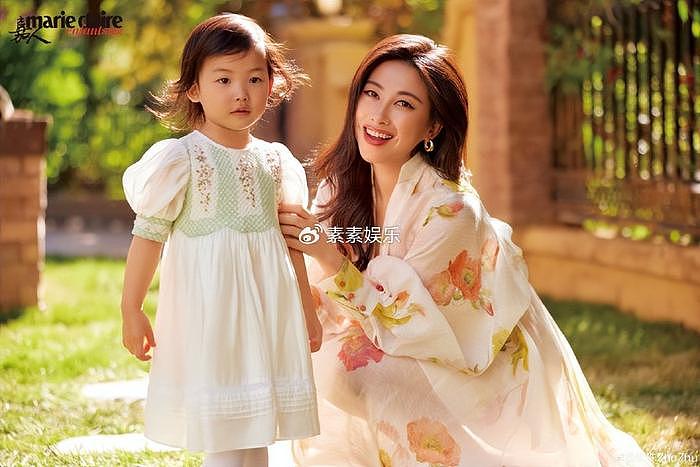 朱珠六一带女儿拍杂志，母女呈现招牌式梨涡笑，2岁王珠宝很可爱 - 3