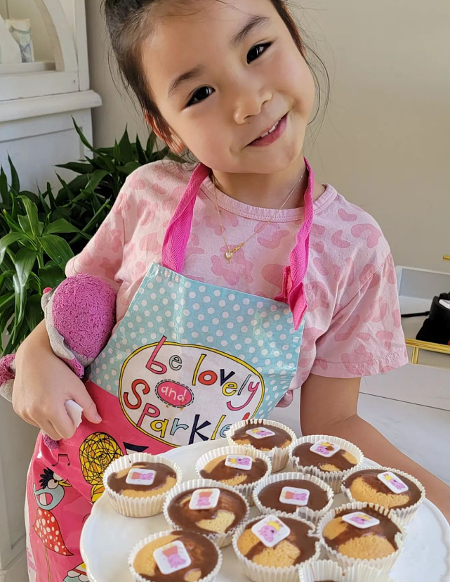陈豪一家人在家抗疫不无聊 陈茵媺和子女们一起制作面包和小蛋糕 - 10