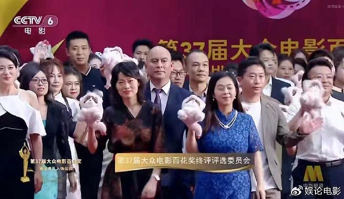 百花奖红毯，张艺谋带剧组演员压轴亮相，透露几部电影还在筹备中 - 1