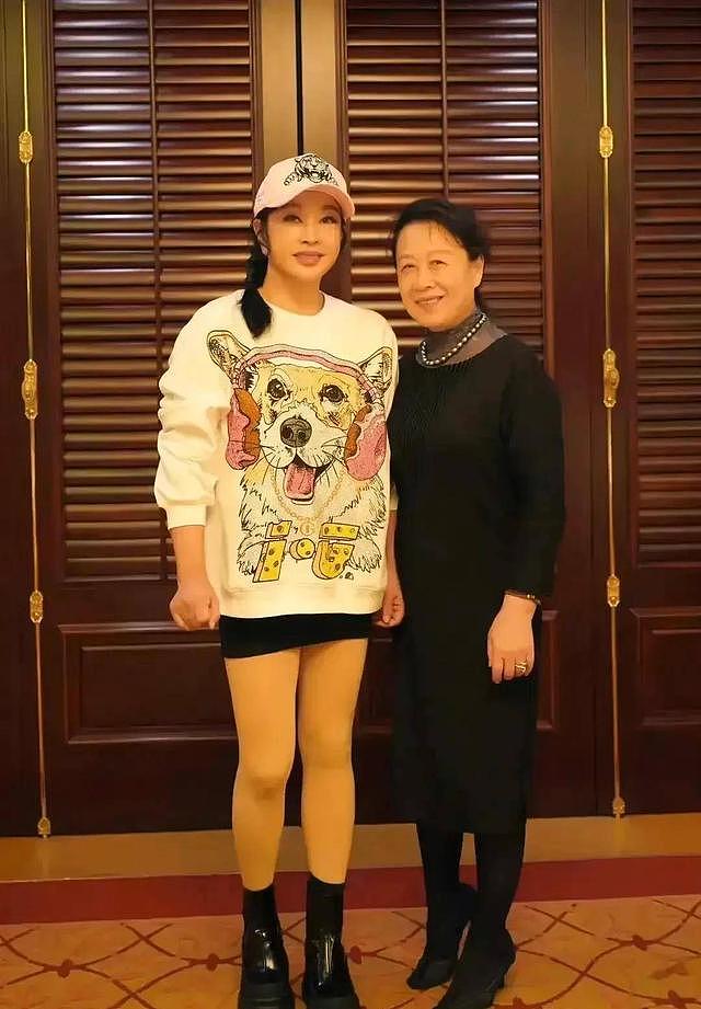73岁的刘晓庆太敢穿了，超短裙、麻花辫，和同龄同学同框如两代人 - 3