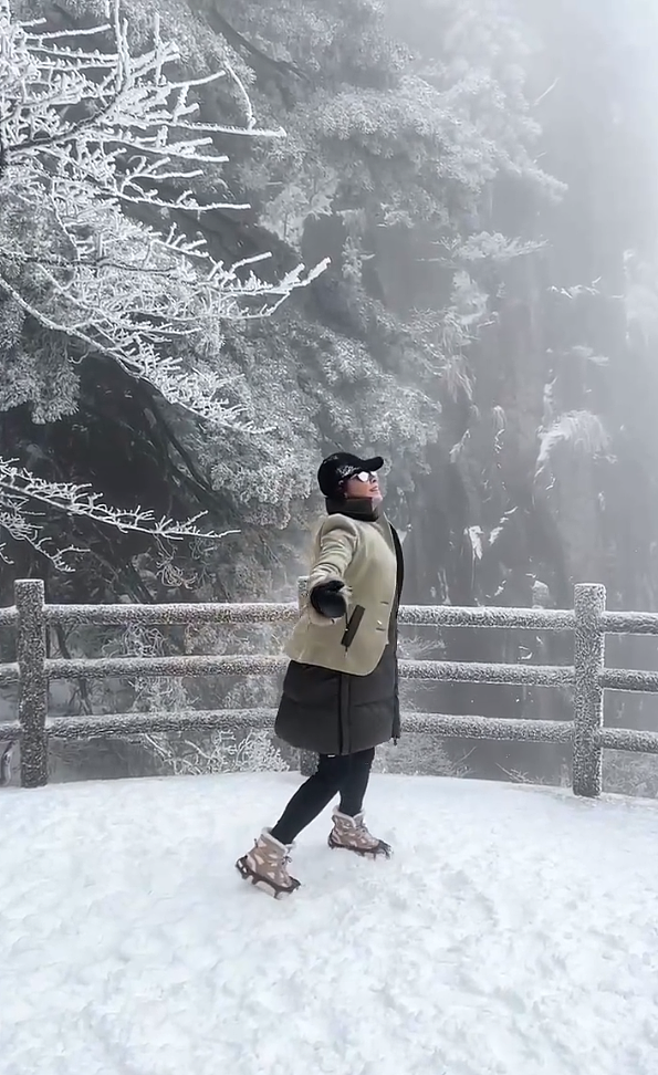 55岁刘嘉玲再登黄山，穿两件厚外套身材仍纤细，雪地撒欢颠覆形象 - 2