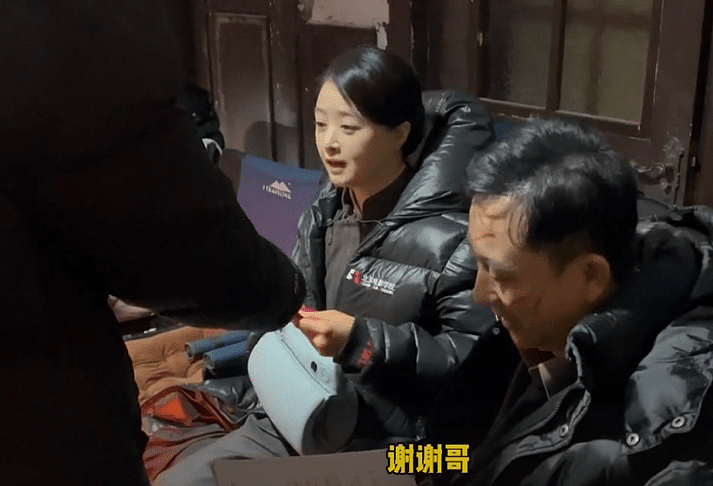黄晓明离婚后忙在剧组拍戏，拿厚厚一沓红包，亲自发给上百名人员 - 3