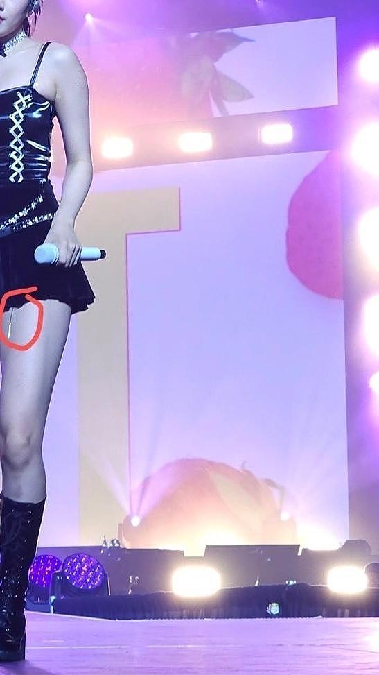 韩国知名女星，演唱会时裙子上，被发现遗留有针，网友担心她受伤 - 4
