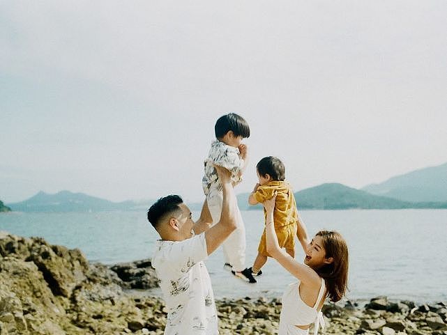 前TVB花旦岑丽香一家人在海边玩耍 分享一家四口开心全家福 - 2