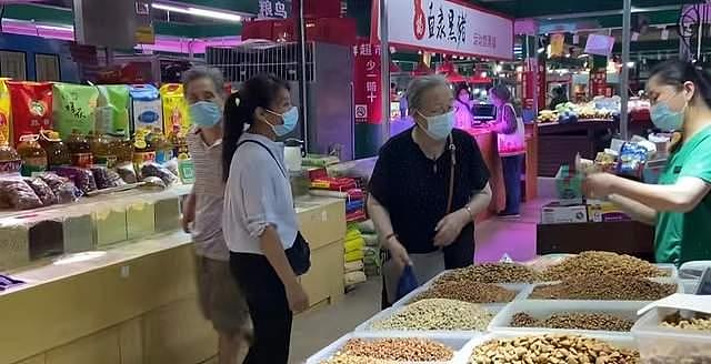 86岁“容嬷嬷”李明启逛菜市场，买猫食喂流浪猫，打扮简朴接地气 - 3