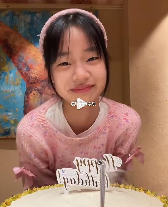 小S小女儿庆祝12岁生日，在蛋糕面前鬼马精灵，比两个姐姐还漂亮 - 2