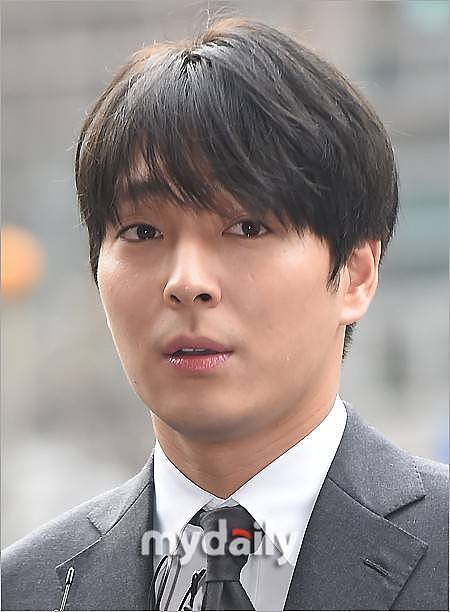 韩国歌手崔钟训刑满出狱 曾因涉嫌性暴力犯罪被判处有期徒刑2年零6个月 - 1