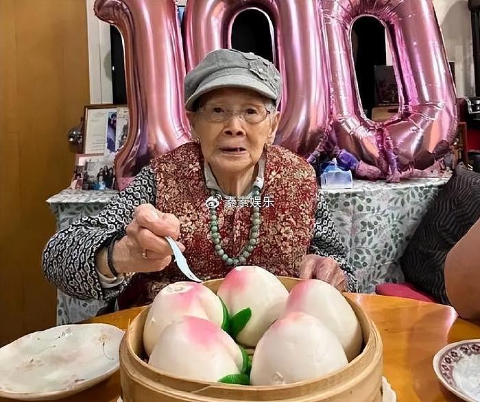 梅艳芳母亲提前庆祝100岁，戴佛珠吃寿桃，希望还能再活20年 - 1