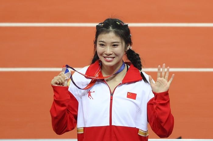 爽文中的大女主，吴艳妮再获女子100米栏冠军，采访时掉下假睫毛 - 8