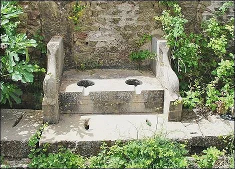 古罗马的双人厕所。这样的厕所在当时甚至成为了社交场所。图片来源：Le plombier du désert， CC BY-SA 4.0