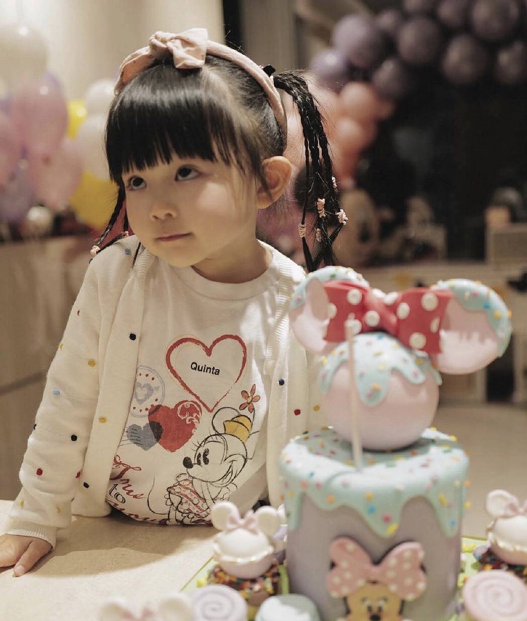 TVB视帝为3岁女儿庆生，一家三口亲子装亮相，小猪比麻花辫抢镜 - 4