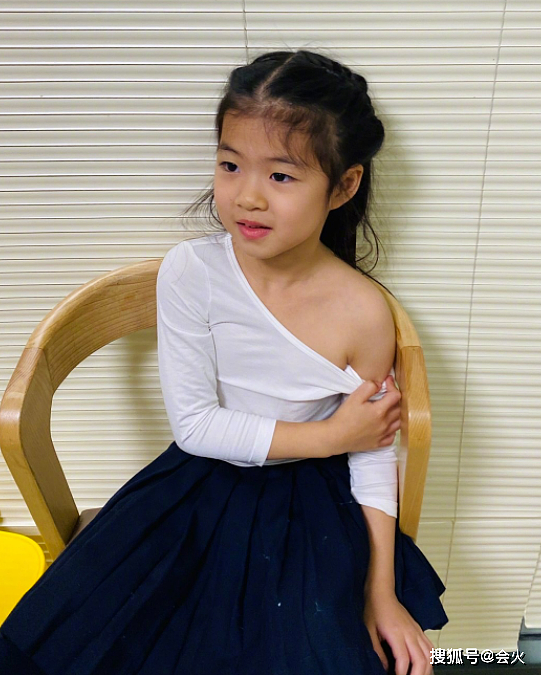 章子怡6岁的女儿打针不怕疼！盯着针头扎入胳膊，一脸淡定胆子超大 - 1