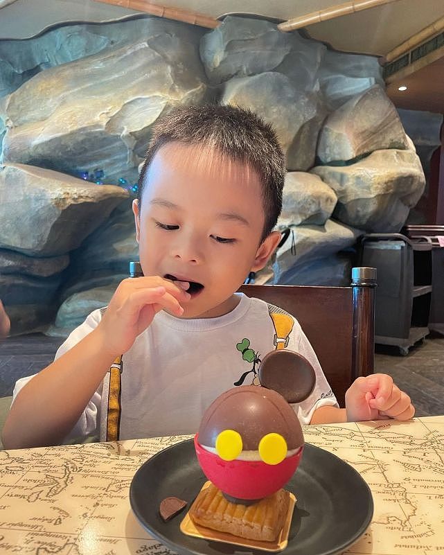 前TVB艺人陈智燊为儿子庆祝4岁生日 一家四口去游玩买玩具庆生 - 6