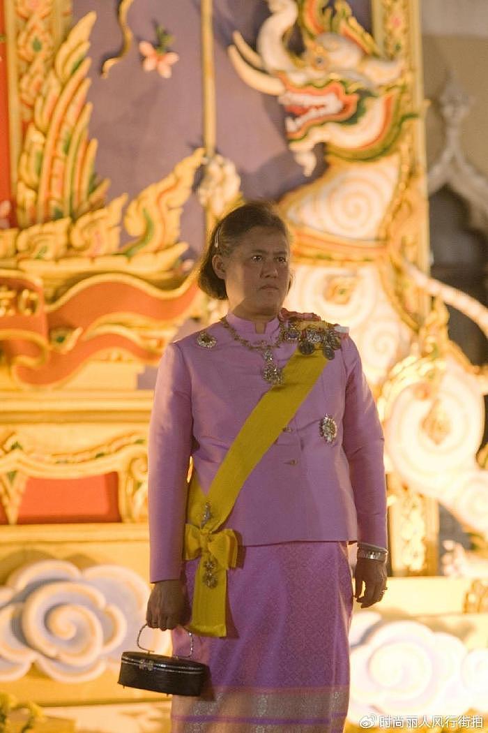 68岁诗琳通公主终于营业！穿粉色印花衬衫暴露少女心，大肚腩瘪了 - 14