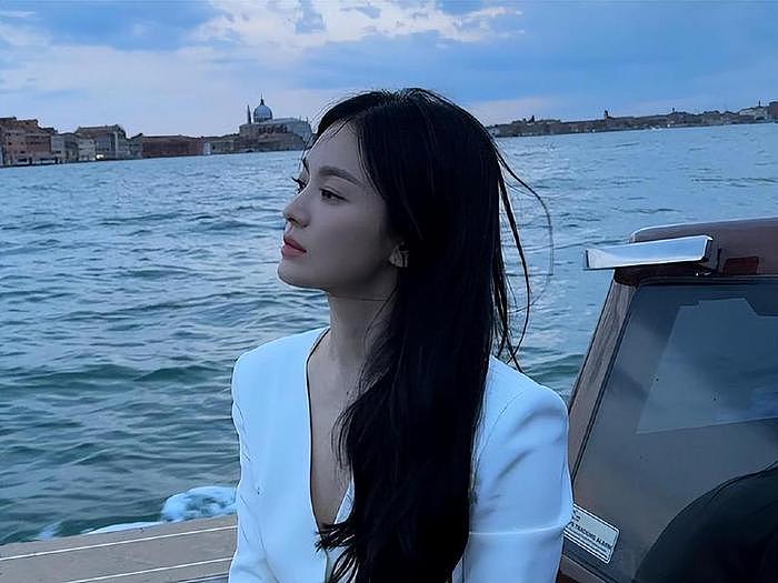 宋慧乔在威尼斯，优雅白西装吸睛，和车银优视频，又被韩网友热议 - 3