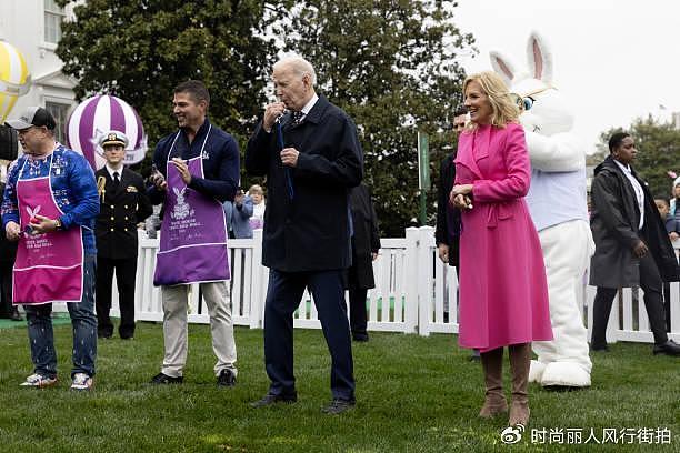 拜登夫妇在白宫庆祝复活节好欢乐！充满童趣，夫人穿粉色大衣惊艳 - 4