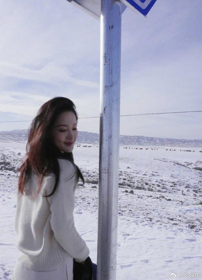 李沁穿白衣雪地奔跑 气质清雅笑容甜美少女感十足 - 8