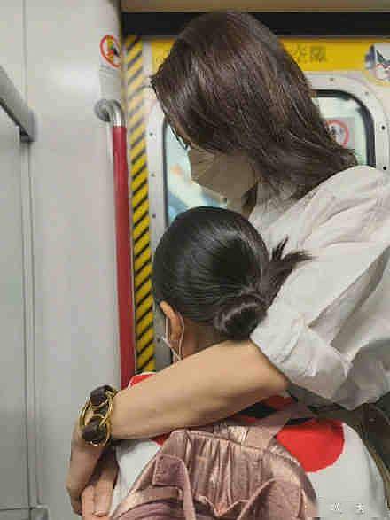 49岁黎姿带女儿坐地铁，年近半百状态超好，戴口罩也挡不住好气质 - 5