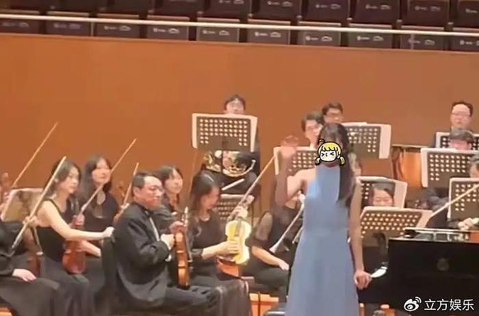 韩雪13岁女儿音乐厅演奏钢琴 穿蓝色长裙气质绝佳 - 1