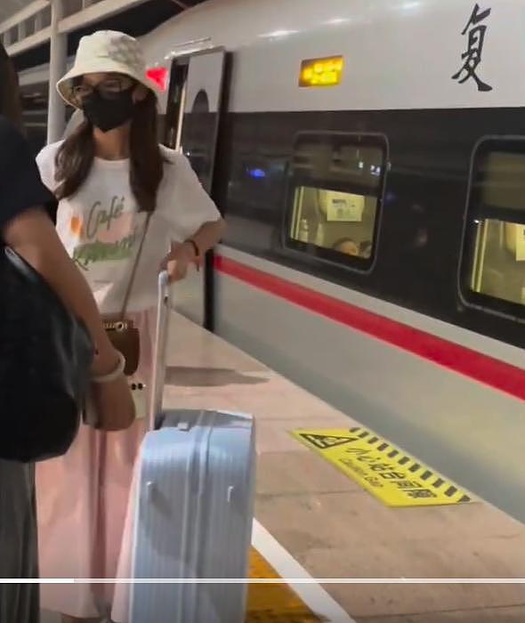 央视主持王冰冰坐高铁被遇，独自推行李接地气，一身休闲装太俏皮 - 1