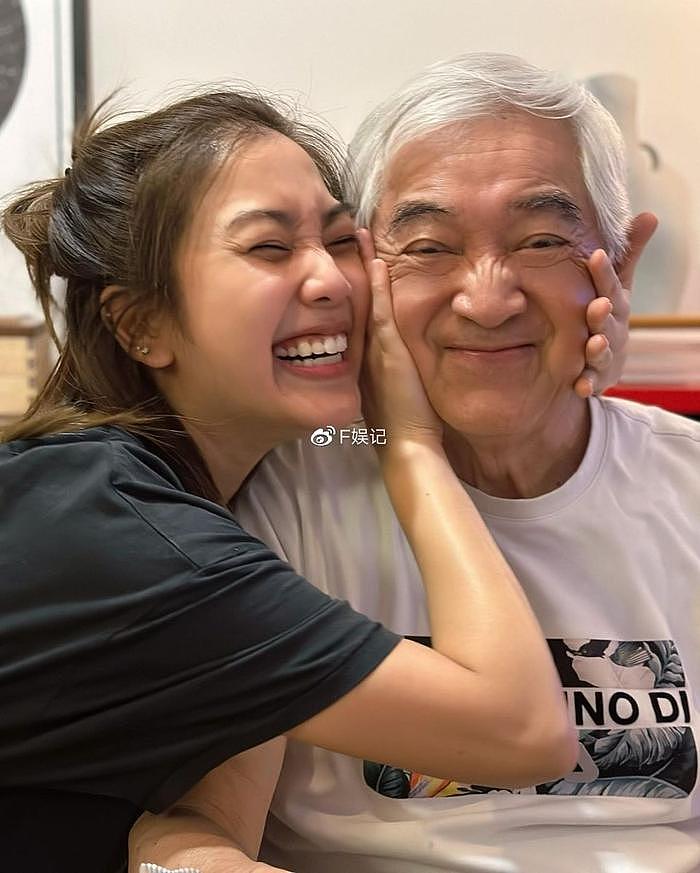 姜丽文分享爸爸秦沛近照庆祝其78岁生日 一头白发但精神很好 - 1