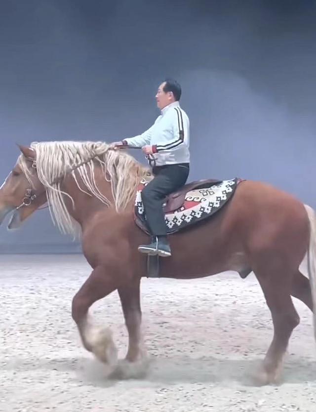 唐国强骑马庆71岁生日，挺大肚腩笑开花，动作惊险数十位保镖护航 - 2