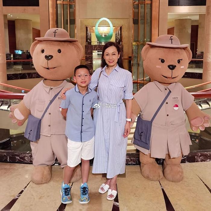姚莹莹在酒店度假为儿子开心庆生 母子俩在泳池搞怪合影似饼印 - 1