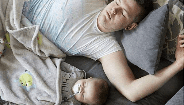 二宝出生后大宝应该跟谁睡？这3种解决方法，宝妈更倾向于哪种 - 7