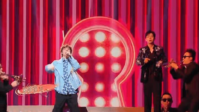 大张伟和胡夏合体表演《爱我的请举手》… - 5