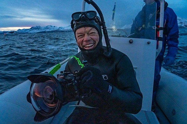 摄影师彼特·麦克布里特与逆戟鲸进行一场完美的水下邂逅。