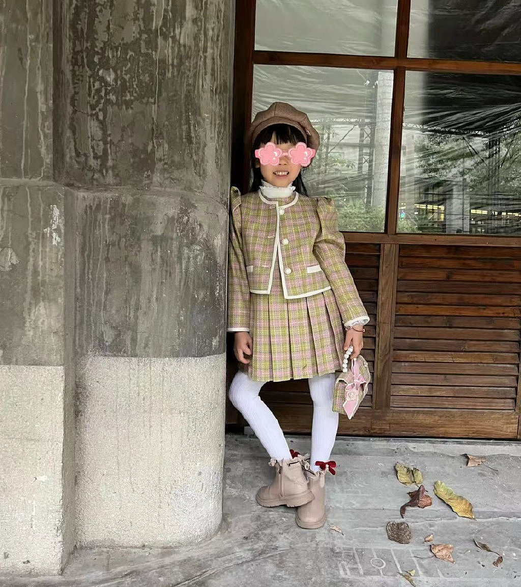 伊能静带女儿回台北探亲，7岁米粒超时尚，母女合影像极姐妹花 - 3