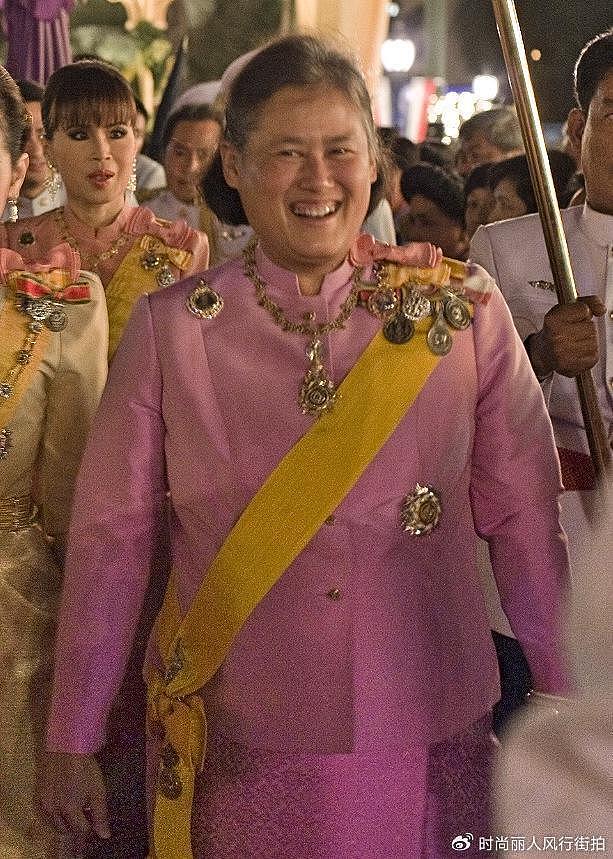 68岁诗琳通公主终于营业！穿粉色印花衬衫暴露少女心，大肚腩瘪了 - 15