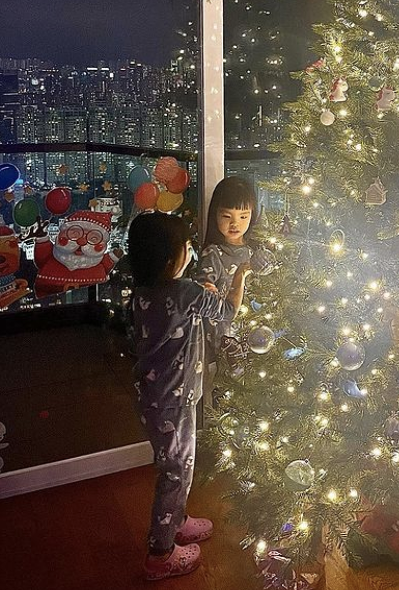 熊黛林老公晒双胞胎女儿迎圣诞，窗外高楼林立，曝光豪宅优越区位 - 3