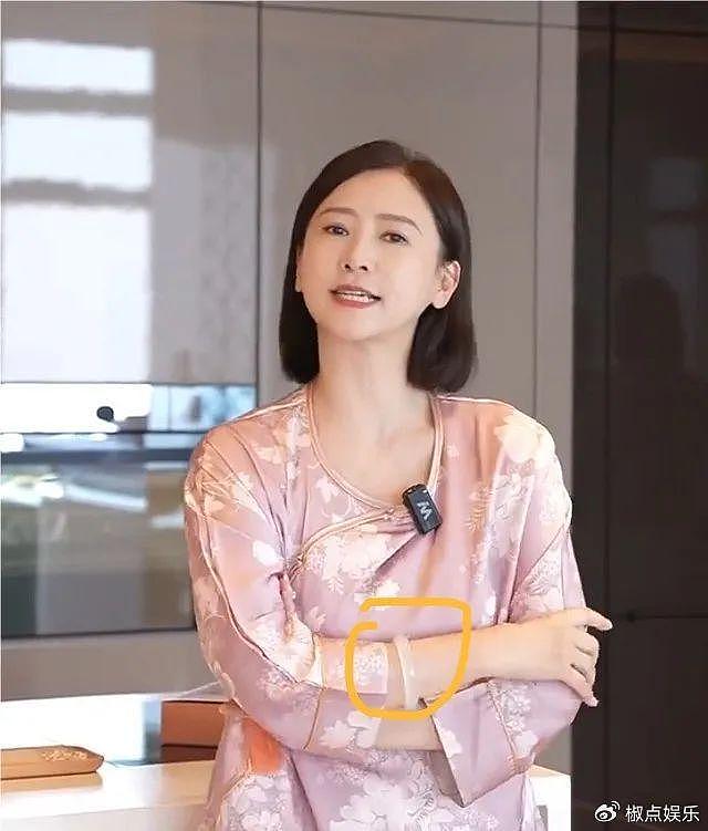 翁虹一家三口被偶遇！16岁女儿颜值逆天似阿娇，二婚老公年轻帅气 - 2