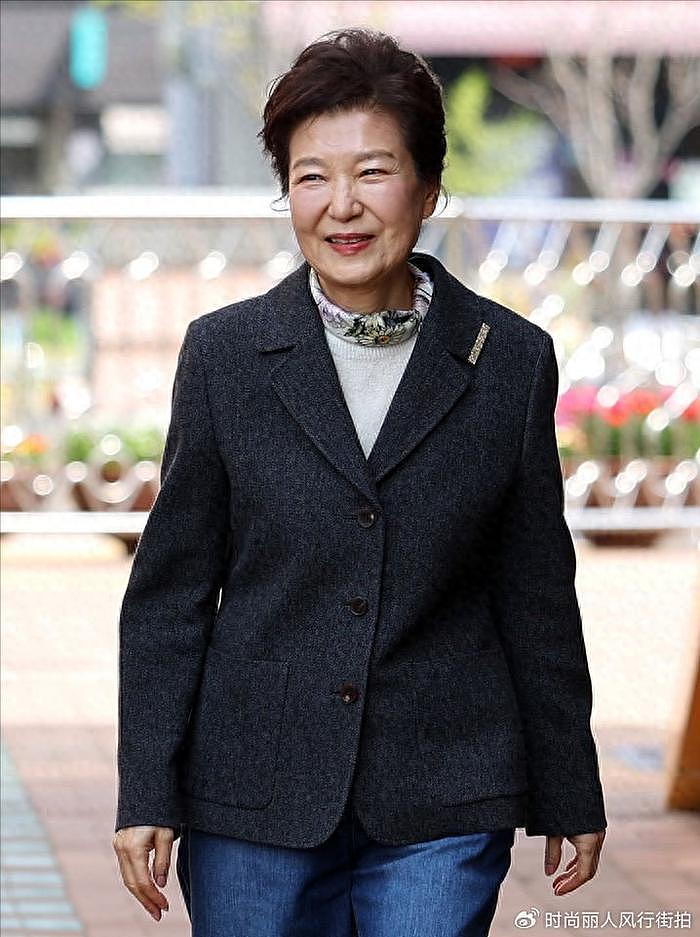 71岁朴槿惠最新亮相！小西装配印花丝巾好精致，脸上没啥皱纹很嫩 - 1