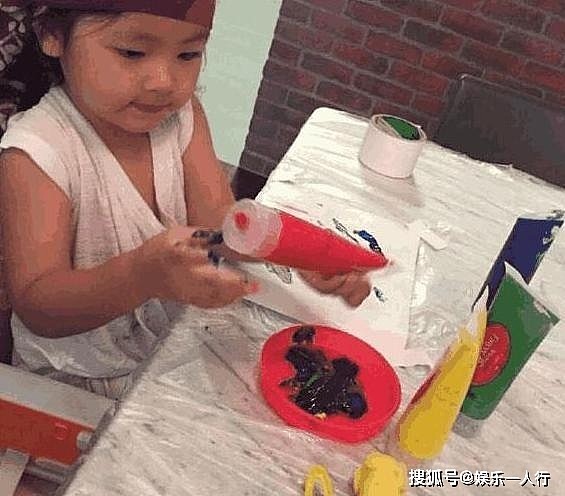 带你看阿雅住的豪宅，如今做家庭主妇的她，吉他袋给孩子当玩具了 - 3