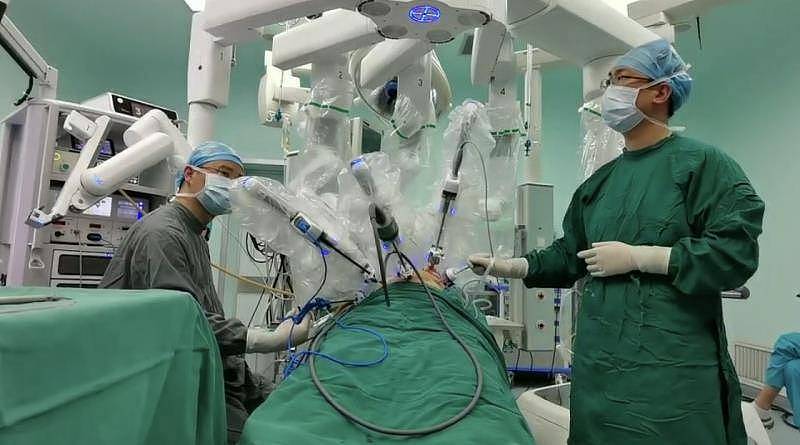 狐大医 | 武大人民：六旬老人三月内查出两大肿瘤，“机器人手术”排隐忧 - 1