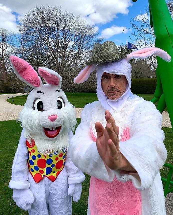 57岁小罗伯特唐尼太可爱！身穿兔子装打咏春，网友：这个兔子打我 - 1