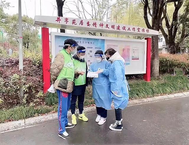知名演员陈龙上海做防疫志愿者，戴防护罩拿喇叭，忙前忙后接地气 - 7